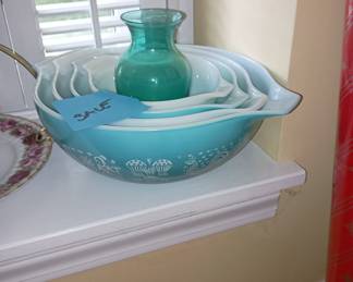 Vintage Pyrex nesting bowl set
Turquoise and white
In nice condition 