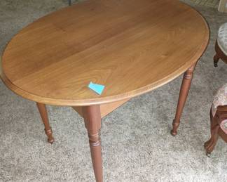 Parlor table, oval table 
