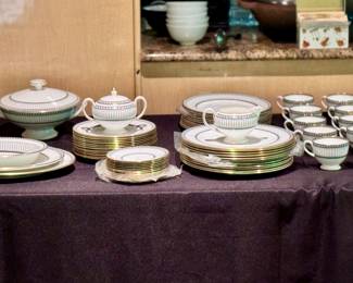 Edgewood 92 Piece
Black and white Colonade pattern