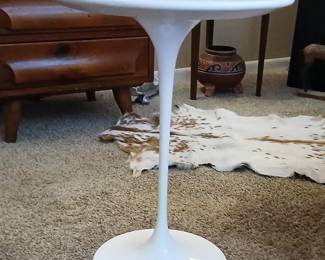 MCM Tulip table, Made in Italy