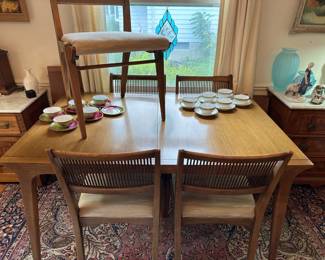 Beautiful Mid Century Modern Dining Table with 6 Chairs and 2 Leaves 