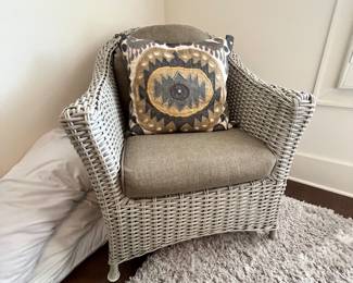 White wicker arm chair