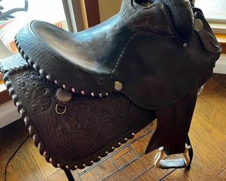 Ladies Circle Y saddle
With silver stitching 