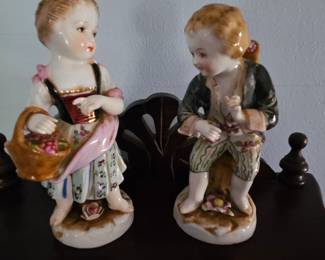 Pair of figurines 