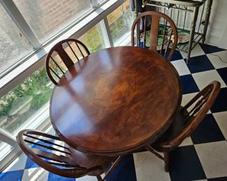 Beautiful round table with 4 chairs