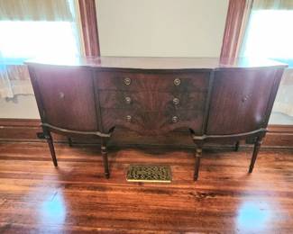 Sideboard in excellent condition!