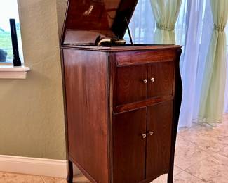 Victor Talking Machine VV-90 40362, 19 3/4" w x 41" h x 21" d, $150