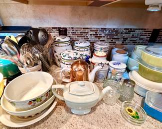 Ceramic kitchen canisters set.