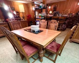 1900's New York dining room table & 6 chairs.