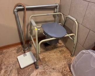 BEDSIDE COMMODE AND SCALE