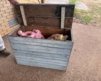 KINDLIN BOX WITH DOLLS
