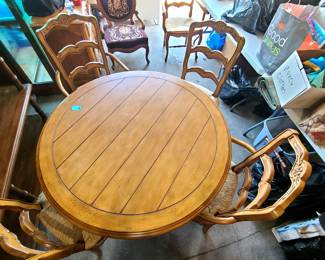 Casual dining table w/ 4vrattan chairs