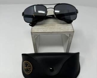 Men's Classic Ray-Ban Aviator Sunglasses + Case	