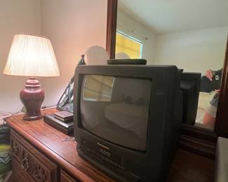 tv/ vcr combo/ lamp
