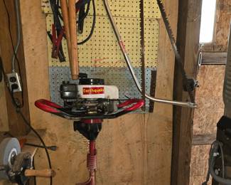 Earthquake 3 hp post hole digger with gas can
