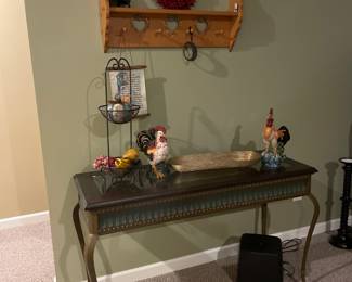 Very nice sofa, table and accessories