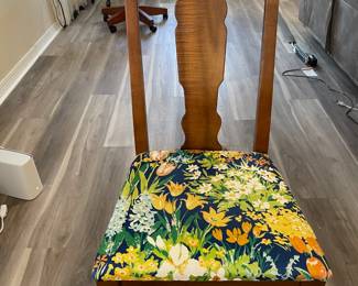 Dinning table 6 chairs 2 leafs and table pads. $600.00. 82”L 44”w 30”t leaf 18”w