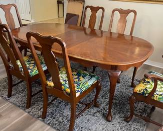 Dinning table 6 chairs 2 leafs and table pads. $600.00. 82”L 44”w 30”t leaf 18”w