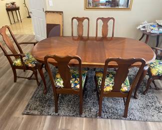 Dinning table 6 chairs 2 leafs and table pads. $600.00. 82”L 44”w 30”t leaf 18”w