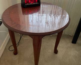 Round end table $45.00 20.5”diameter 20”t