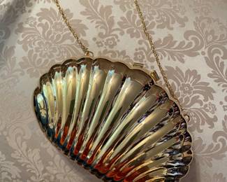 Gold clam shell purse 