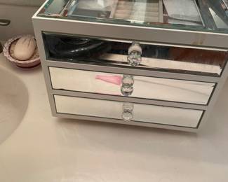 Glass jewelry box