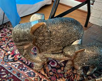 mother and baby elephant etched figure