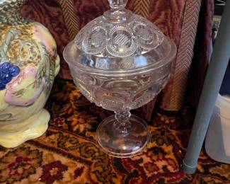 Pedestal glass bowl with top