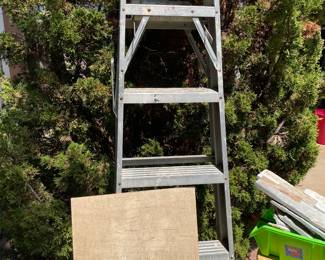 Aluminum ladder 