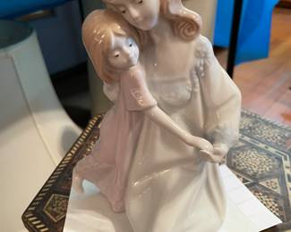 Mother and child figurine 