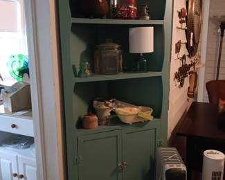 Corner cabinet