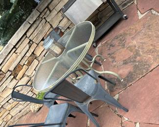 Patio set
Drink cooler 
