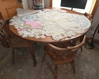 Round Kitchen Table with 4 Chairs and 2 Leaves - Beautiful Dollies