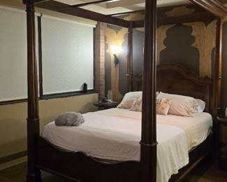 Queen (4) Post Bed W/ Canopy