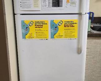 Frigidaire Refrigerator - Model FFTR1814LW7