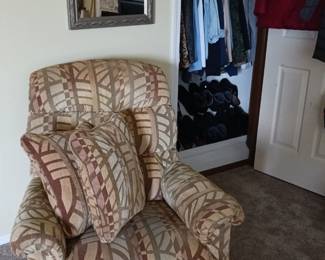 Small Lazyboy Recliner - Very Comfortable!