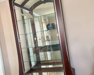 198 Howard Miller Collectors Display Curio Cabinetmin