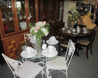 Kitchen/outdoor glass top table/chairs