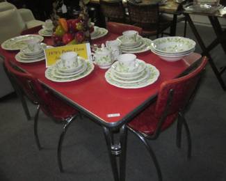 Rare Find! Kitchen Table & Chairs