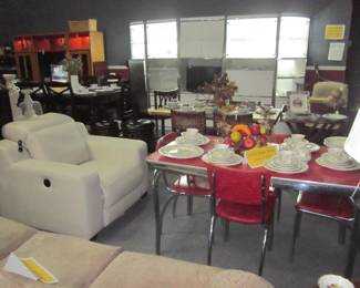White leather recliner / Old School Kitchen Table set