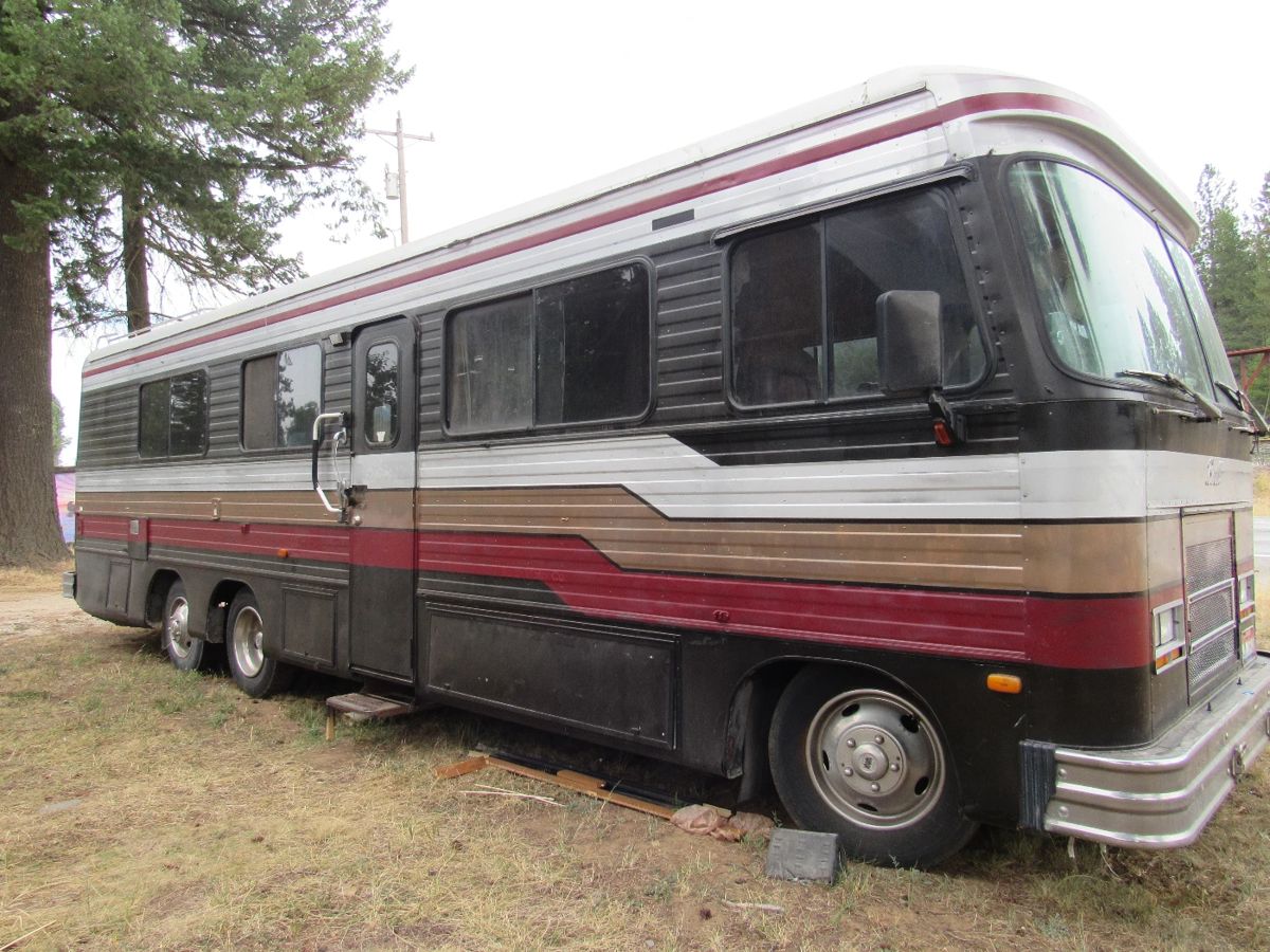 1990 Barth Regal SE 33' Camper: 700mi. on Brand New 454 Engine, 68,000 on Body, Chevy P30 Chassis, Barely Used Generator, Working Fridge, Propane Stove, & Propane Heat
