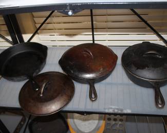 Griswold on left, no lid