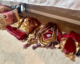 Quality Christmas Skirts & Pillows