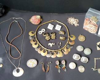 "Wishing Upon Willow Creek" in Augusta, GA. Starts Closing Tue 8/20 at 8p. Pickup Thu 8/22 from 3-6p. Please click here to view more photos, descriptions, and current bids:&nbsp;https://ctbids.com/estate-sale/30438