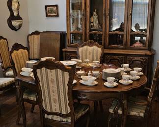 Dining set with leaves and 8 chairs