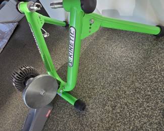 Indoor bicycle trainer