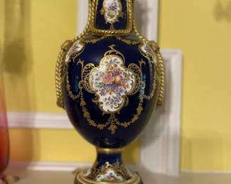 A second English Coalport urn