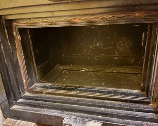 A closer look. Mosler also built the gold vaults for the United States Bullion Depository at Fort Knox.[1][8] Despite the weight, each 58-ton blade could be opened and closed manually by one person.[9][10]