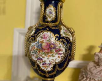 A stunning English Coalport urn