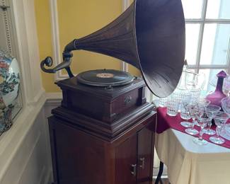 Doing a little research this is a model "Vic V" known as the VICTOR V phonograph with an oak spear tip horn